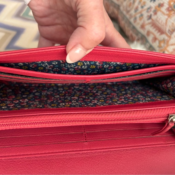 CHANEL
Goatskin CC Large Clover Charm Bi-fold with Chanel dust bag - Picture 5 of 13